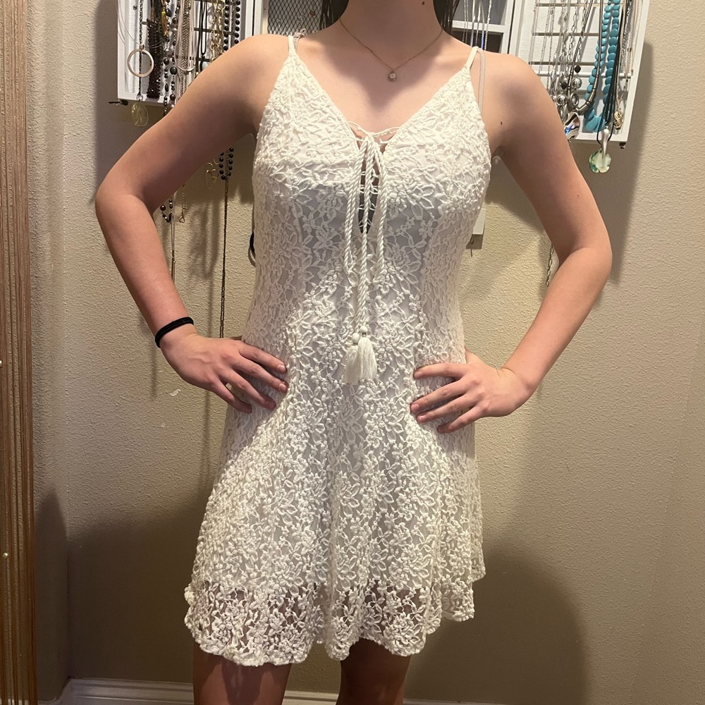 White lace dress with tie detail in the front. perfect picnic dress.